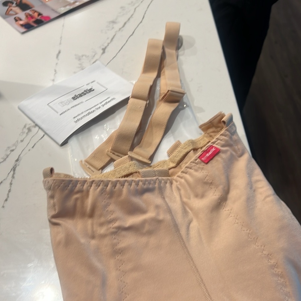 Lipoelastic 3/4 Compression Pants with lace trim